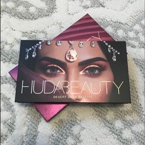 New! HUDA BEAUTY DESERT DUSK PALETTE